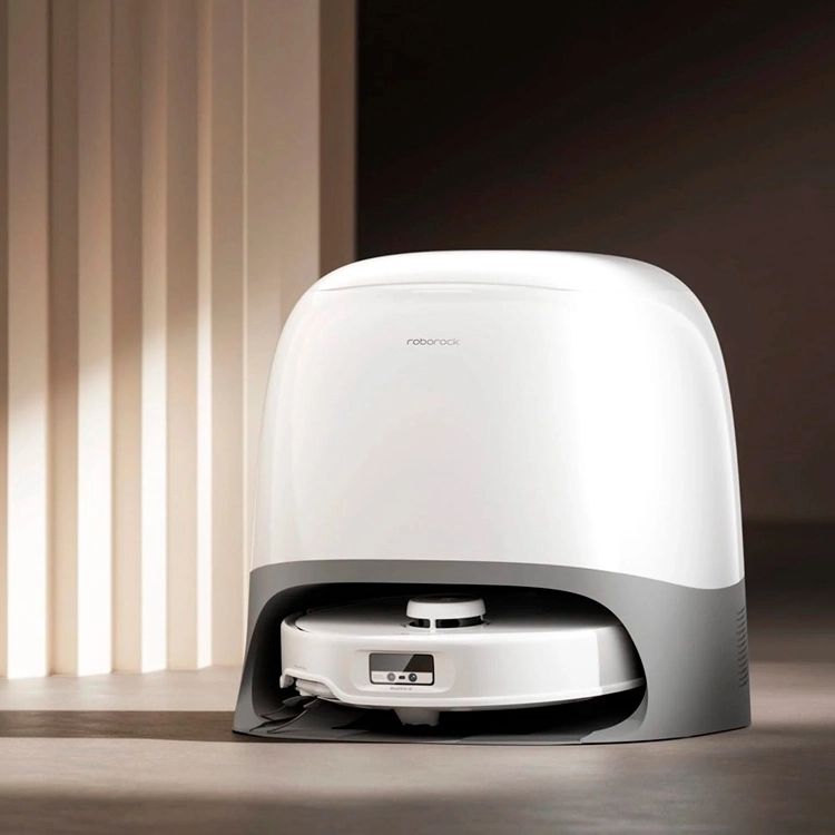 Witte robotstofzuiger in oplaadstation